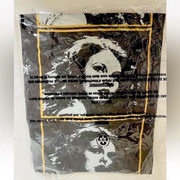 Authentic TAYlOR SWIFT 3 Photo FEARLESS TV Charcoal T-Shirt Size: Small NEW - Picture 3 of 5